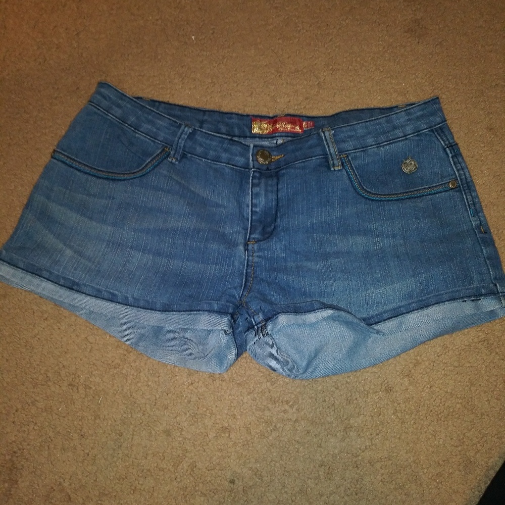 Apple bottom shorts